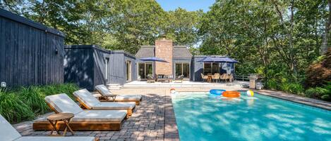 Een verwarmd zwembad