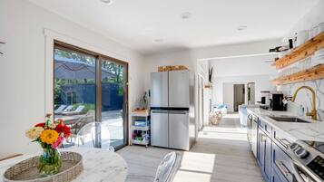 Mikroaaltouuni, uuni, liesi, kahvin-/teenkeitin