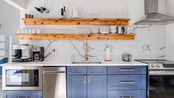 Mikrowelle, Ofen, Herdplatte, Wasserkocher mit Kaffee-/Teezubehör