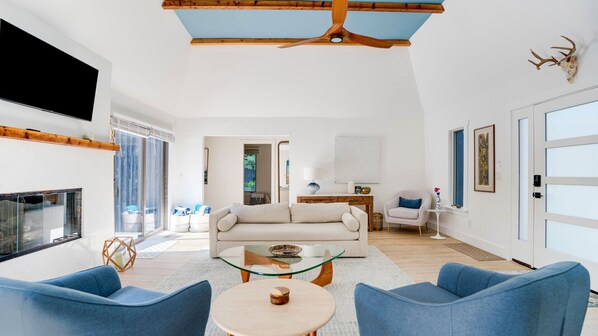 Smart TV, fireplace