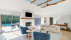 Smart TV, fireplace