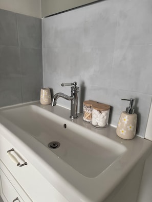Asciugacapelli, asciugamani, sapone, carta igienica