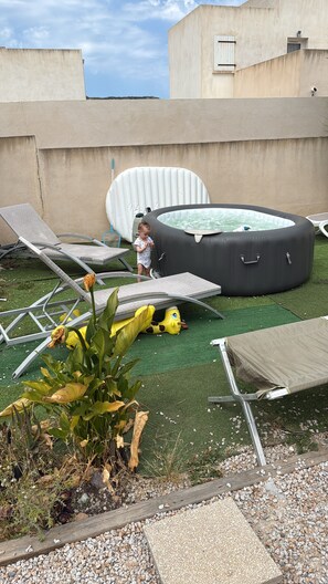 Outdoor spa tub