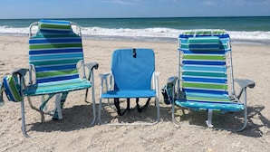 Two striped beach chairs on a sandy beach with a view of the ocean. - Coastal Quarters in Bluffton - Dog Friendly! Bluffton Park Lowcountry Charmer (Bluffton)