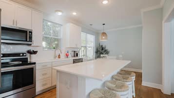 Rumah, Beberapa Tempat Tidur, patio, pemandangan kebun (Coastal Quarters) | Dapur pribadi | Lemari es, microwave, oven, dan kompor