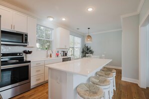 House, Multiple Beds, Patio, Garden View (Coastal Quarters) | Private kitchen | Fridge, microwave, oven, stovetop - Coastal Quarters in Bluffton - Dog Friendly! Bluffton Park Lowcountry Charmer (Bluffton)