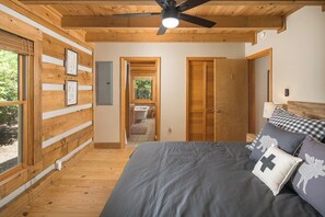 3 bedrooms, desk, iron/ironing board, free WiFi