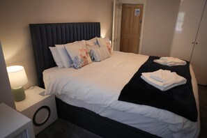 1 غرفة نوم وخزنة داخل الغرفة ومكواة/لوح كي وواي فاي