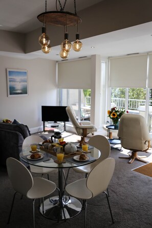 Dining - Beach View Suite Acommodation (Torquay)