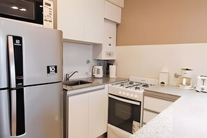 Refrigerador, microondas, horno, cafetera/tetera