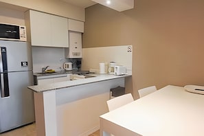 Refrigerador, microondas, horno, cafetera/tetera