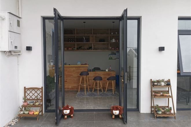 Een modern interieur met een bar, zitplaatsen en een displayplank.