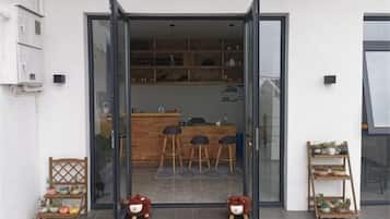 Een modern interieur met een bar, zitplaatsen en een displayplank.