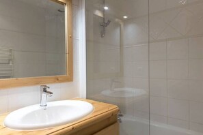 Haartrockner, Handtücher, Seife, Toilettenpapier