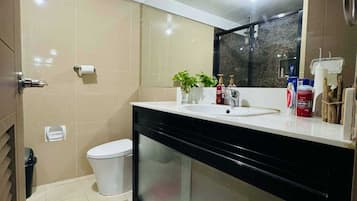 Deluxe Double Room | Bathroom | Shower, free toiletries, slippers, bidet