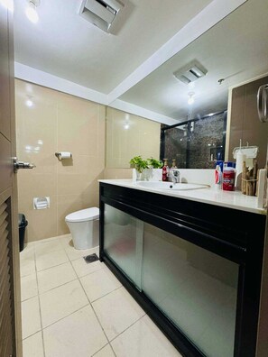 Quarto casal luxo | Banheiro | Chuveiro, produtos de toalete grátis, chinelos, bidê