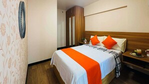 A bedroom with a bed, nightstand, and wardrobe. - OYO 1171 Raja Alea Residences (Bacoor City)