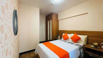 Desk, soundproofing, free WiFi, bed sheets
