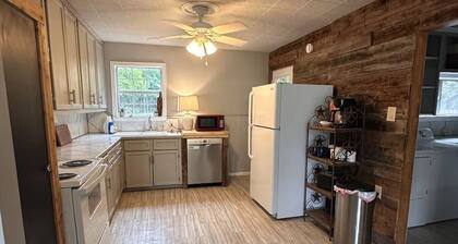 Charming 2-Bed Bluebonnet Bungalow in Historic Waxahachie