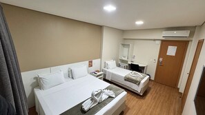 Triple Room | Desk, laptop workspace, soundproofing, free WiFi - Hotel Zandona (Blumenau)