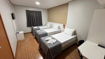 Quarto triplo | Escrivaninha, espaço de trabalho para notebook, Wi-Fi de cortesia