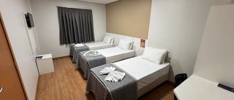 Triple Room | Desk, laptop workspace, free WiFi