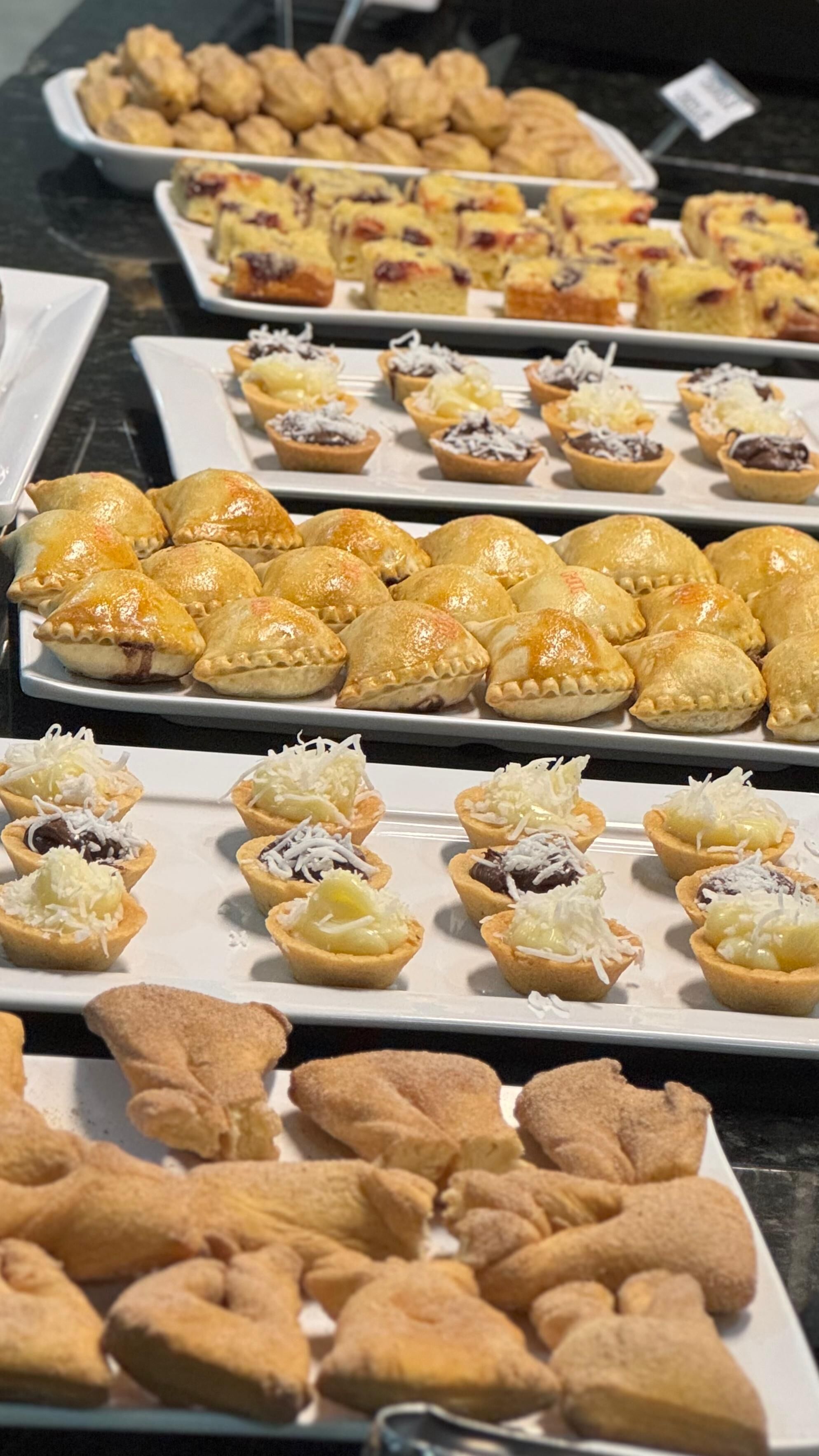 Una variedad de pasteles y postres a la vista.