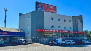 A hotel with a sign reading "ZANDONA HOTEL RESTAURANTE" and "LANCHONETE RESTAURANTE HOTEL". - Hotel Zandona (Blumenau)