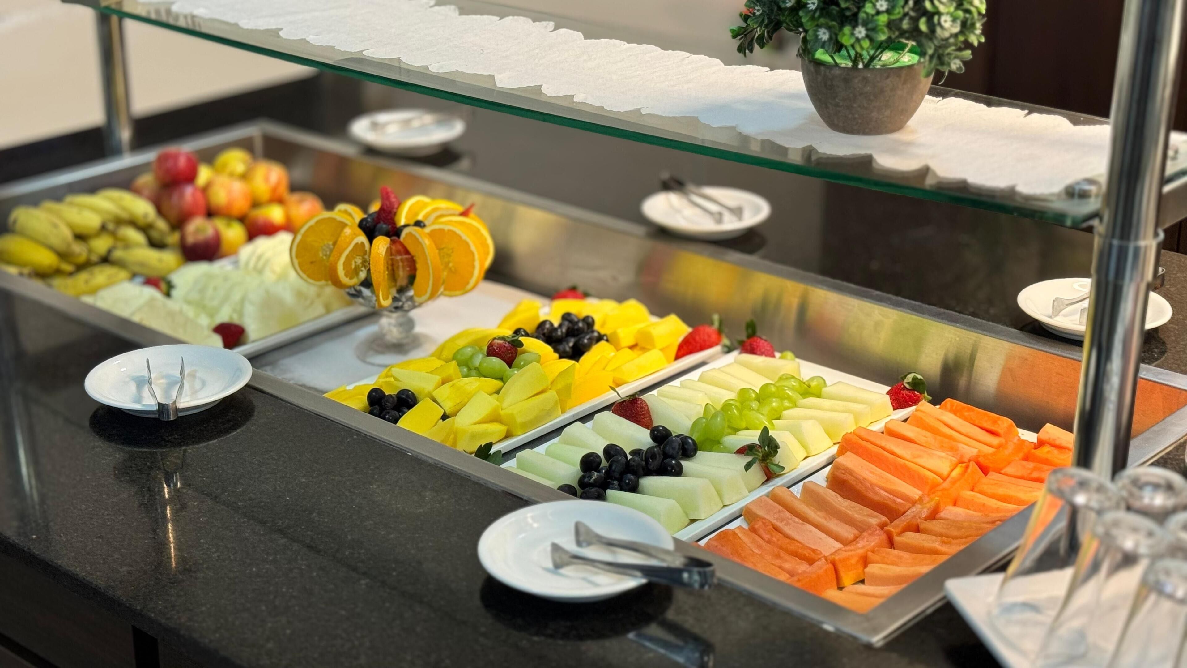 Un bufé con diversas frutas y verduras.