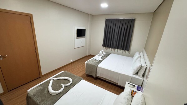Triple Room | Desk, laptop workspace, free WiFi