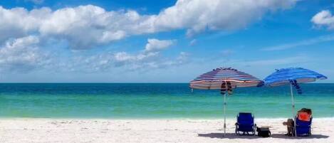 Sillas reclinables de playa, toallas de playa