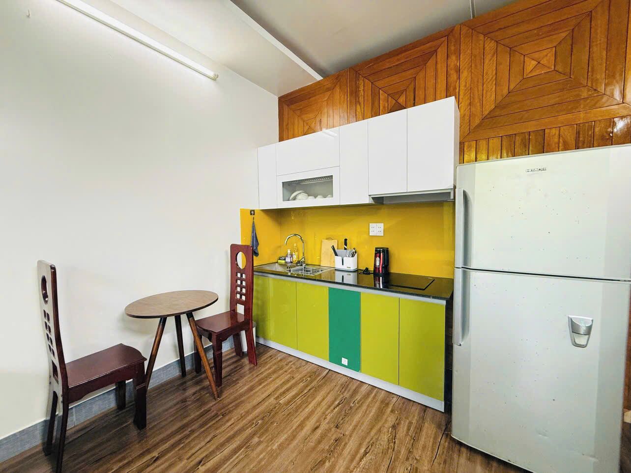 Studio, balkon, pemandangan halaman | Dapur pribadi | Lemari es, kompor, dan peralatan masak/sendok-piring