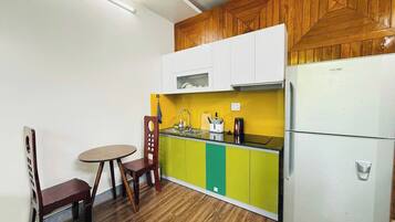 Refrigerador, placa de cocina, utensilios de cocina