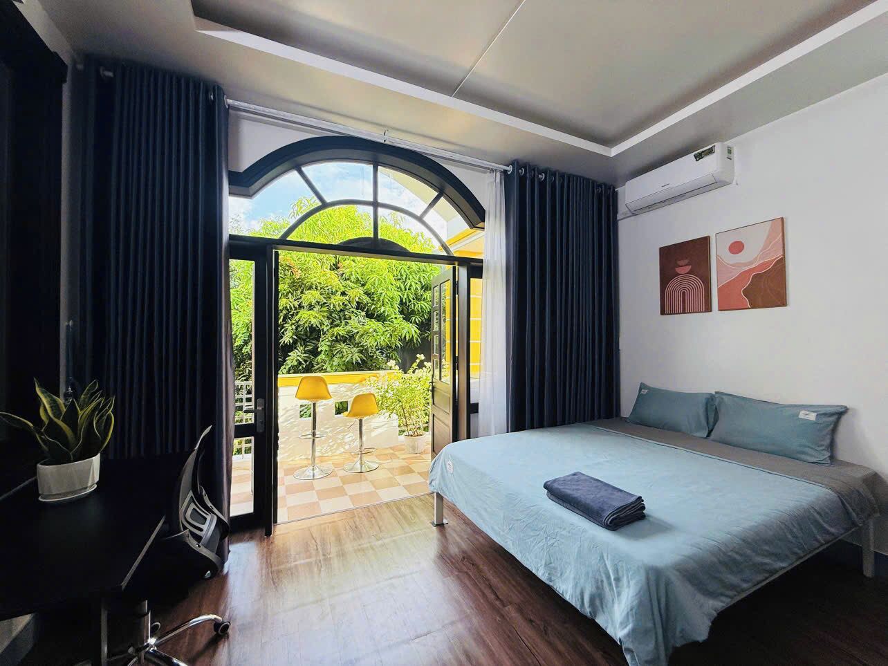 Studio, Balcony, Courtyard View | Desk, blackout drapes, iron/ironing board, free WiFi