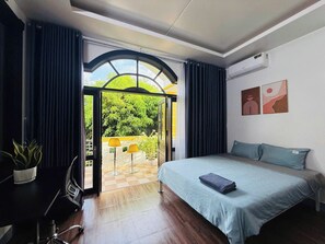 Escritorio, cortinas blackout y tabla de planchar con plancha 