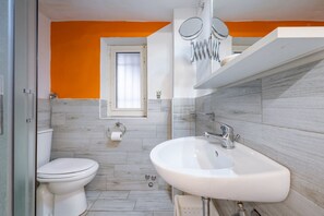 Regadera, secadora de cabello, bidet, toallas 