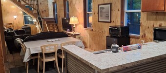 Quiet, rustic cabin with lake access