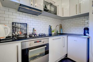 Wasserkocher mit Kaffee-/Teezubehör, Kühlschrank, Mikrowelle, Ofen