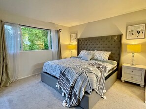 4 makuuhuonetta, silitysrauta/-lauta, ilmainen Wi-Fi, vuodevaatteet