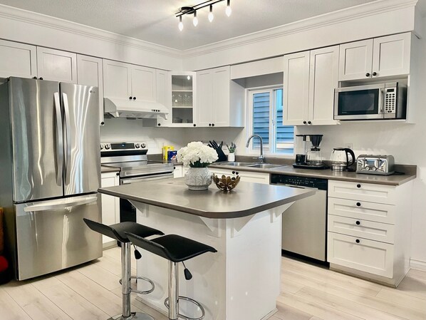 Kühlschrank, Mikrowelle, Ofen, Herdplatte