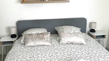 1 dormitorio, tabla de planchar con plancha, wifi y ropa de cama