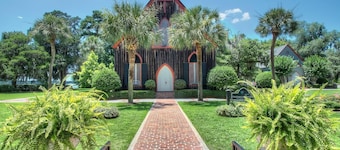 Lowcountry Landing! 3-story Townhouse in Old Town's Promenade