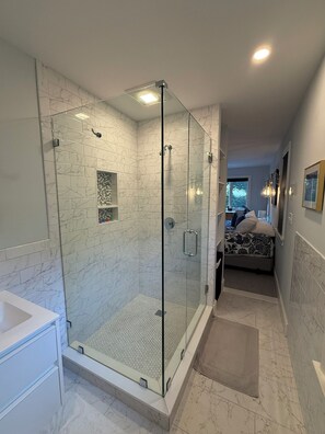 Dusche, Handtücher, Seife, Toilettenpapier