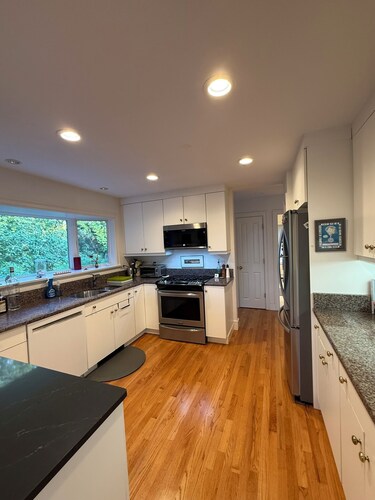 Luxury 6-bedroom home in charming Falmouth walk to Private Beach, Bike Path