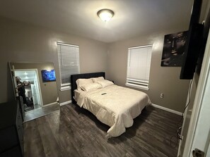 4 bedrooms, iron/ironing board, WiFi, bed sheets