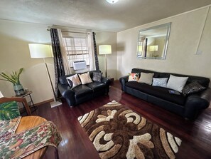 Smart TV - Charming studio/1-bedroom in wonderful Wellhouse with AC, quiet, neighbourhood. (Wellhouse)