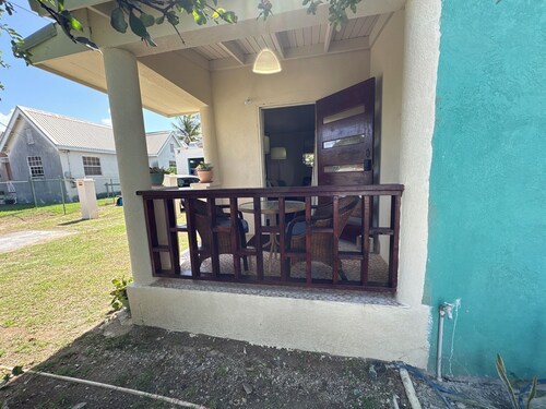 Charming studio/1-bedroom in wonderful Wellhouse with AC, quiet, neighbourhood.