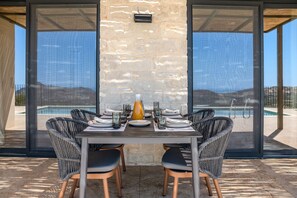 تناول الطعام بالخارج