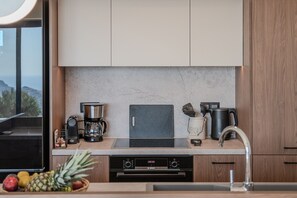 電子レンジ、食器洗い機、コーヒー / ティーメーカー、ハイチェア