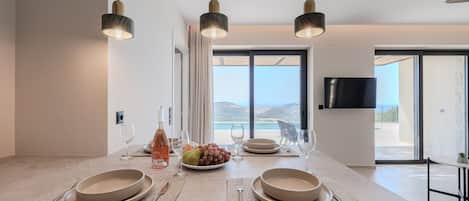 Villa, 2 Schlafzimmer, eigener Pool, Meerblick | Essbereich im Zimmer